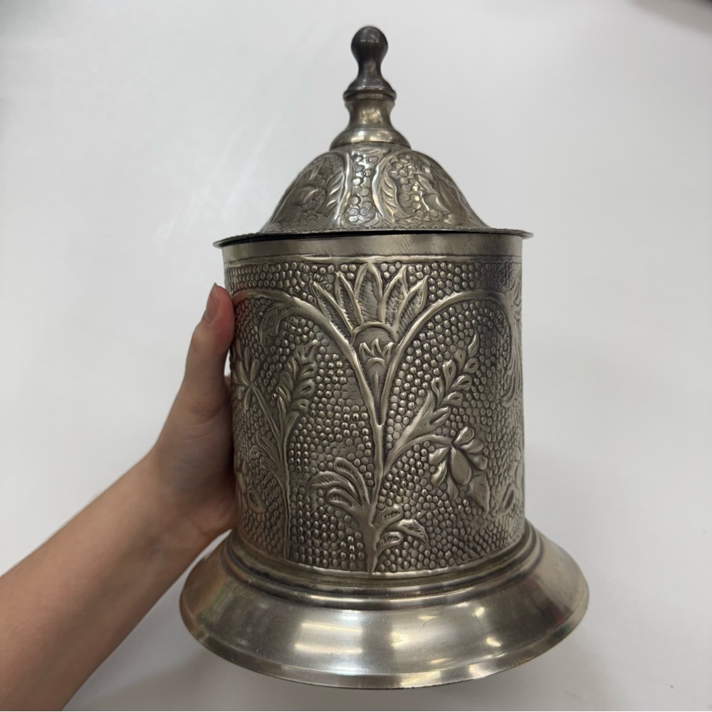 Vintage Silver Plated Biscuit Barrel Repousse Grapevine Design Floral Cookie Jar - Picture 3 of 5
